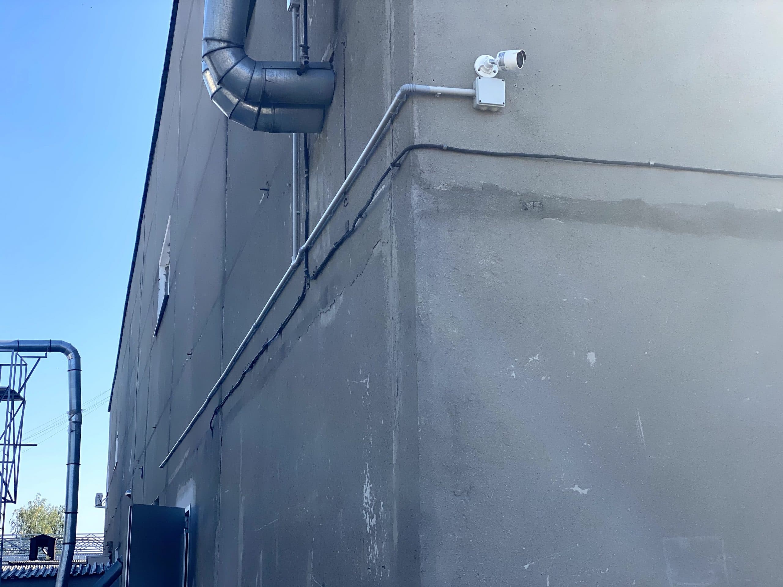 Камера видеонаблюдения на фасаде здания